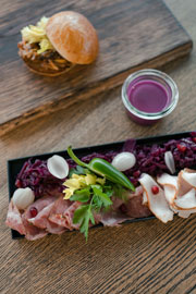 BBQ-Boxen to go aus dem Restaurant Bavarie by Käfer (©Foto: BMW Welt)